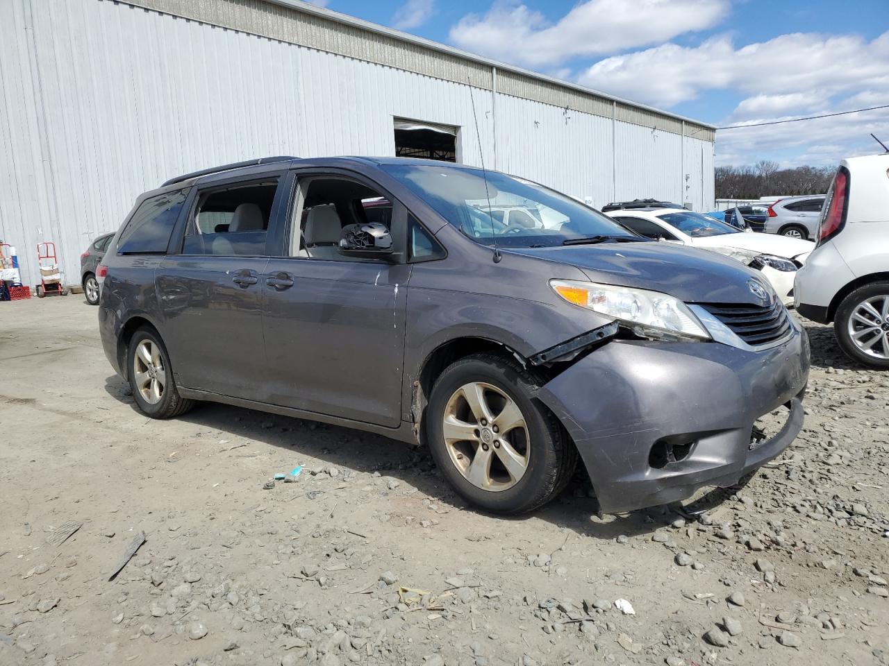 2013 Toyota Sienna Le vin: 5TDKK3DC6DS325537