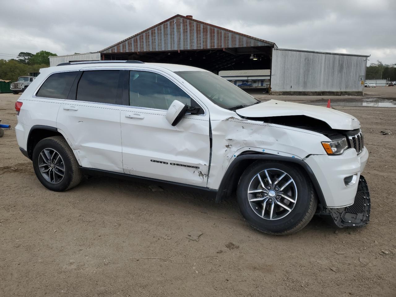 1C4RJEAG9JC300696 2018 Jeep Grand Cherokee Laredo