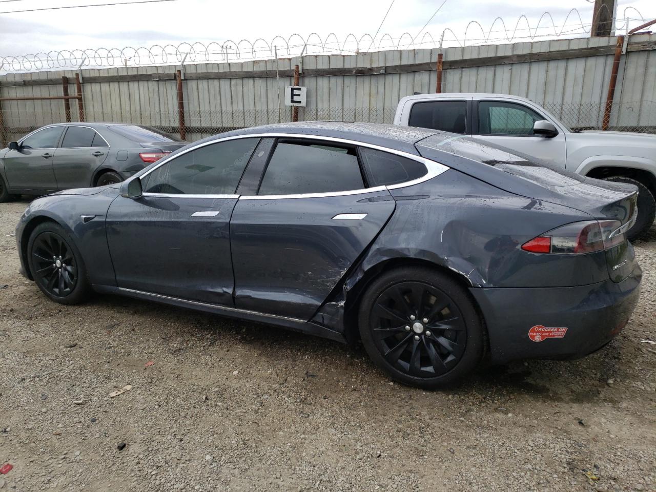 2017 Tesla Model S vin: 5YJSA1E27HF206144