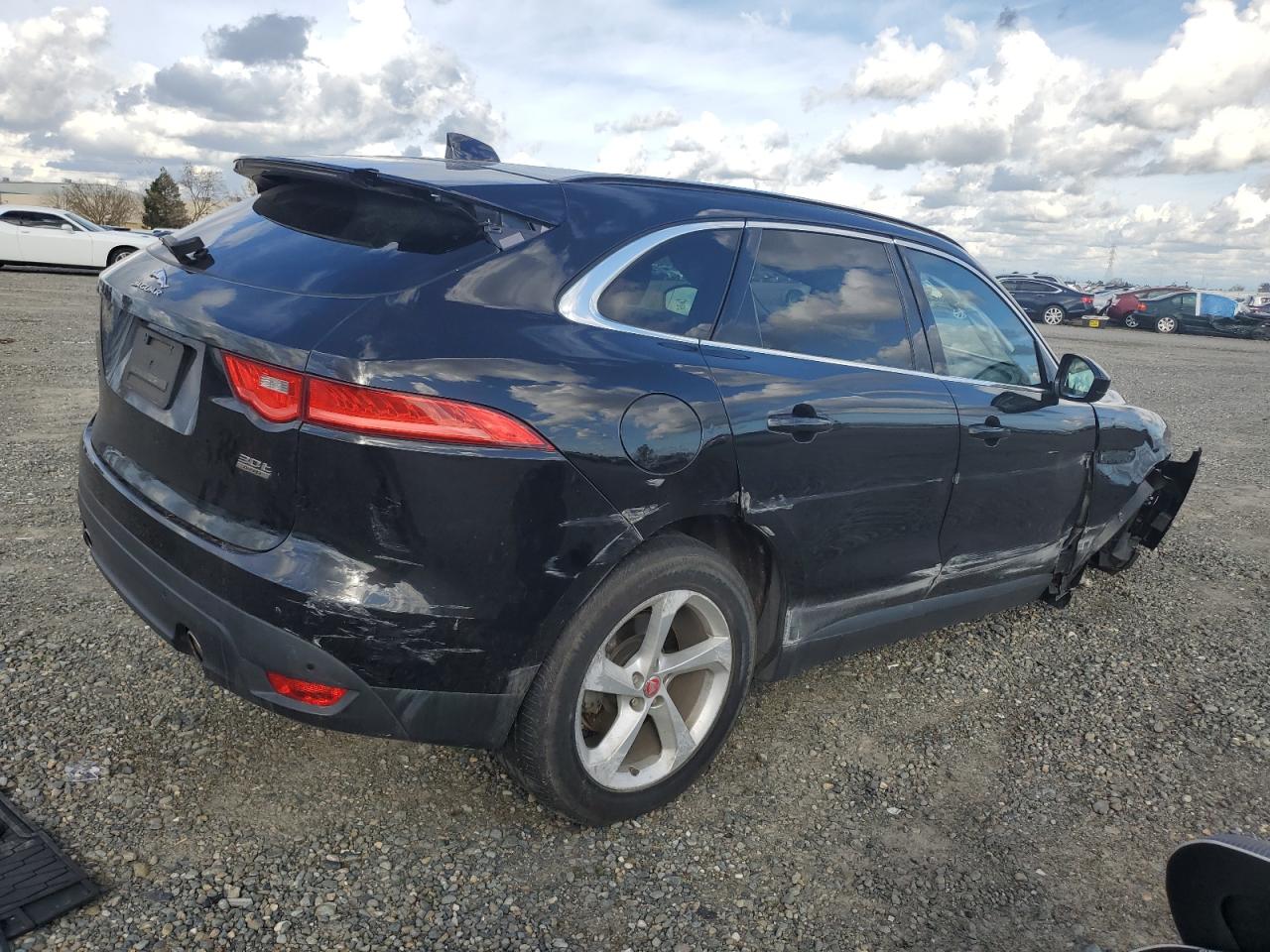 SADCJ2GX7KA368105 2019 Jaguar F-Pace Premium