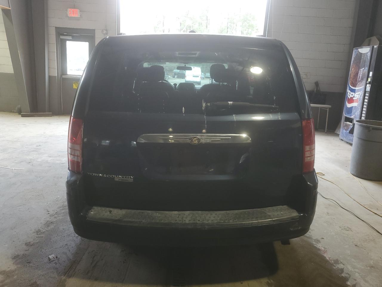 Lot #2843404602 2008 CHRYSLER TOWN & COU