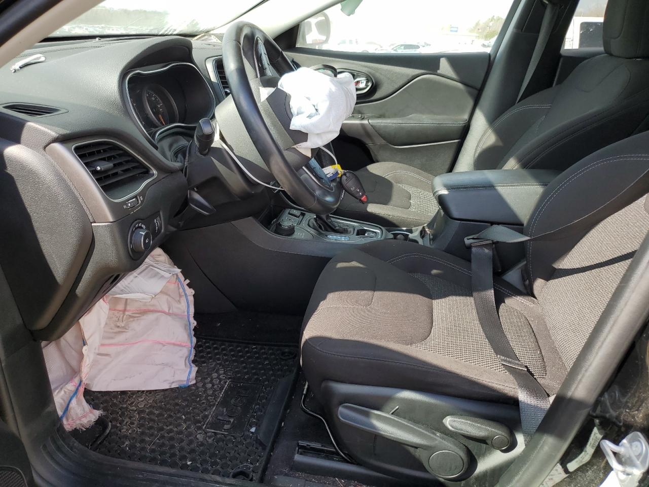 1C4PJMCB0KD107254 2019 Jeep Cherokee Latitude