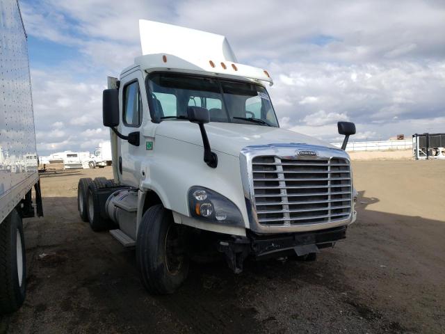 Lot #2507794702 2016 FREIGHTLINER CASCADIA 1 salvage car