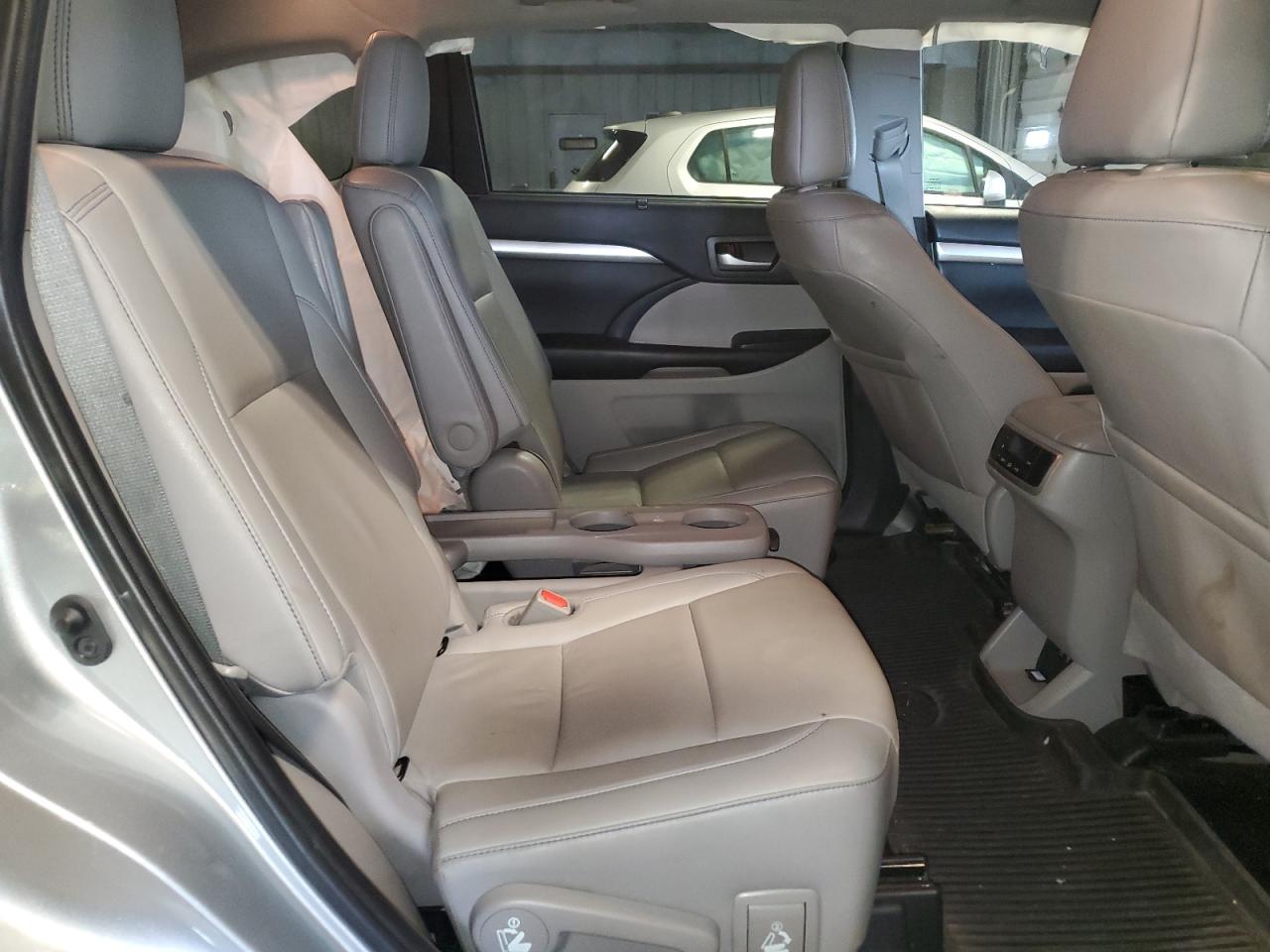 5TDJZRFH5KS923358 2019 Toyota Highlander Se