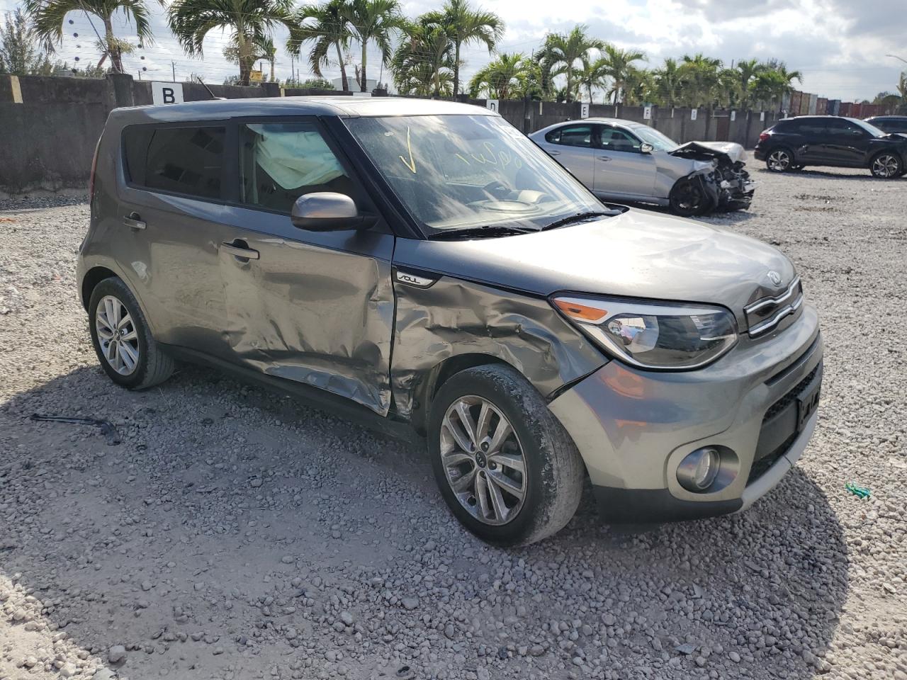 KNDJP3A56K7010585 2019 Kia Soul +