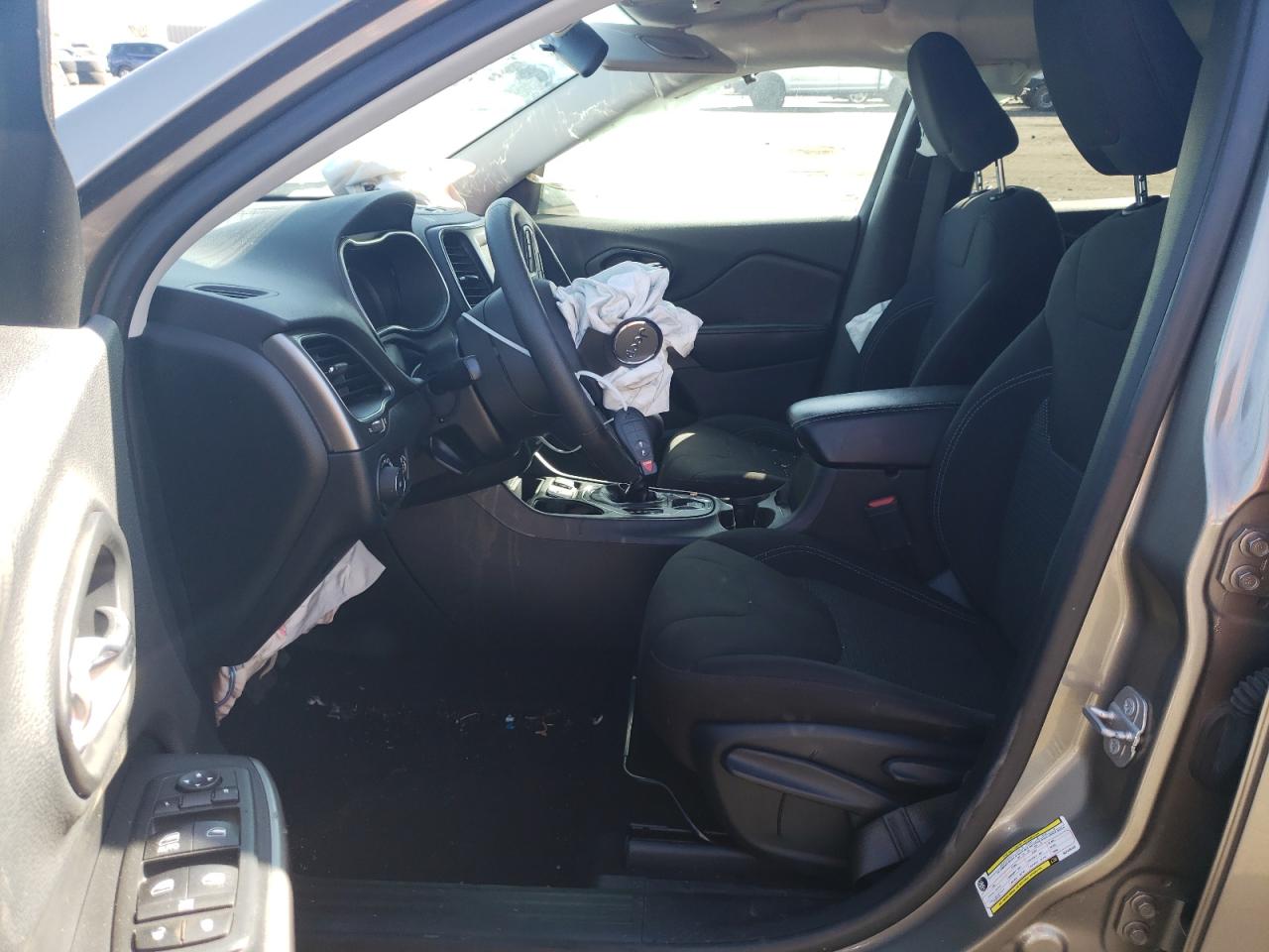 1C4PJLCB0KD348435 2019 Jeep Cherokee Latitude