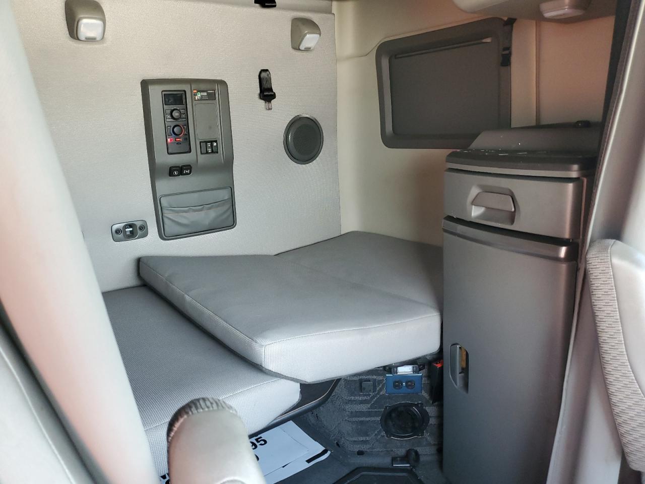 Lot #3273719367 2022 VOLVO VN VNL