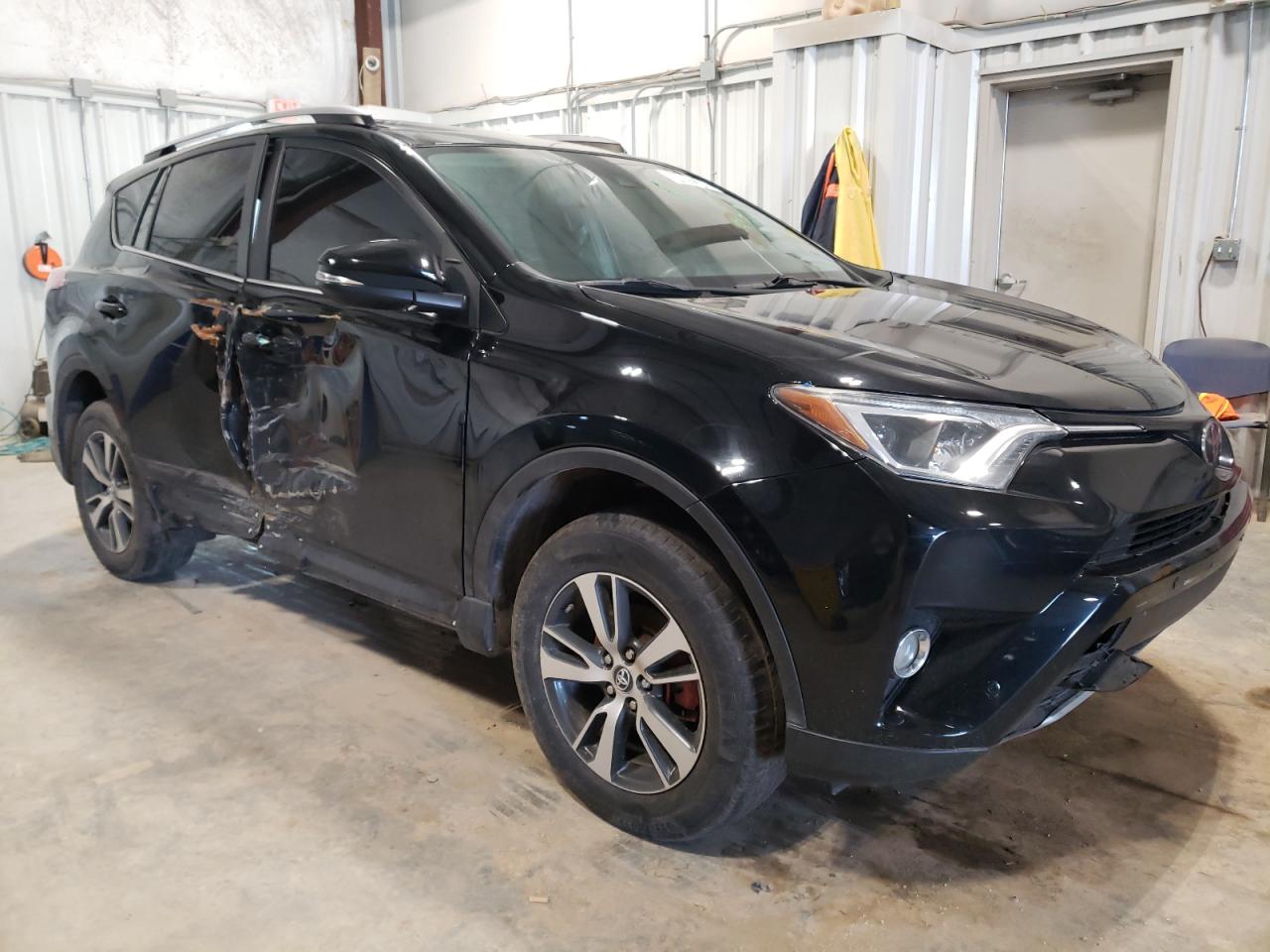 2T3RFREV5HW647225 2017 Toyota Rav4 Xle