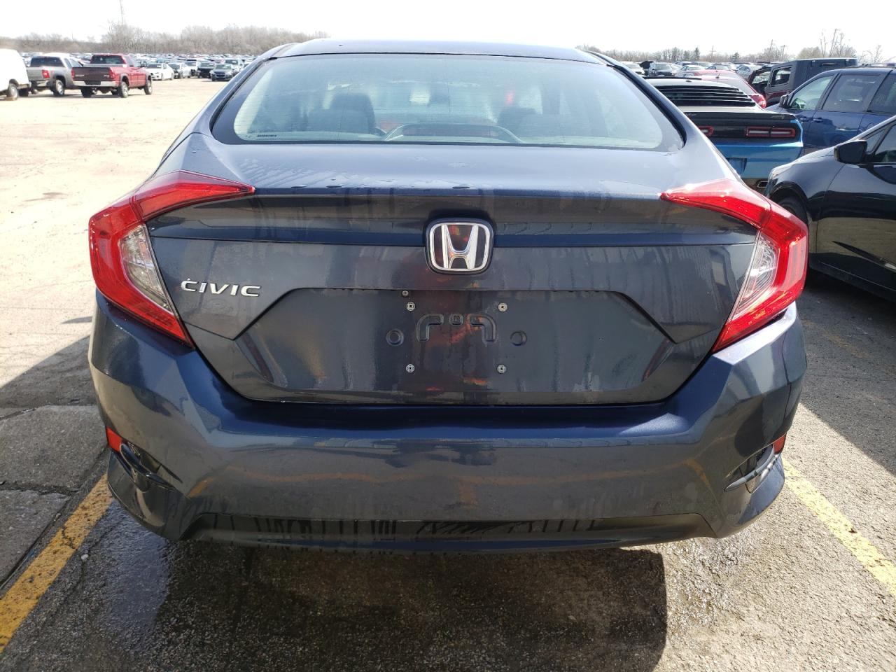 2HGFC2F53JH574168 2018 Honda Civic Lx