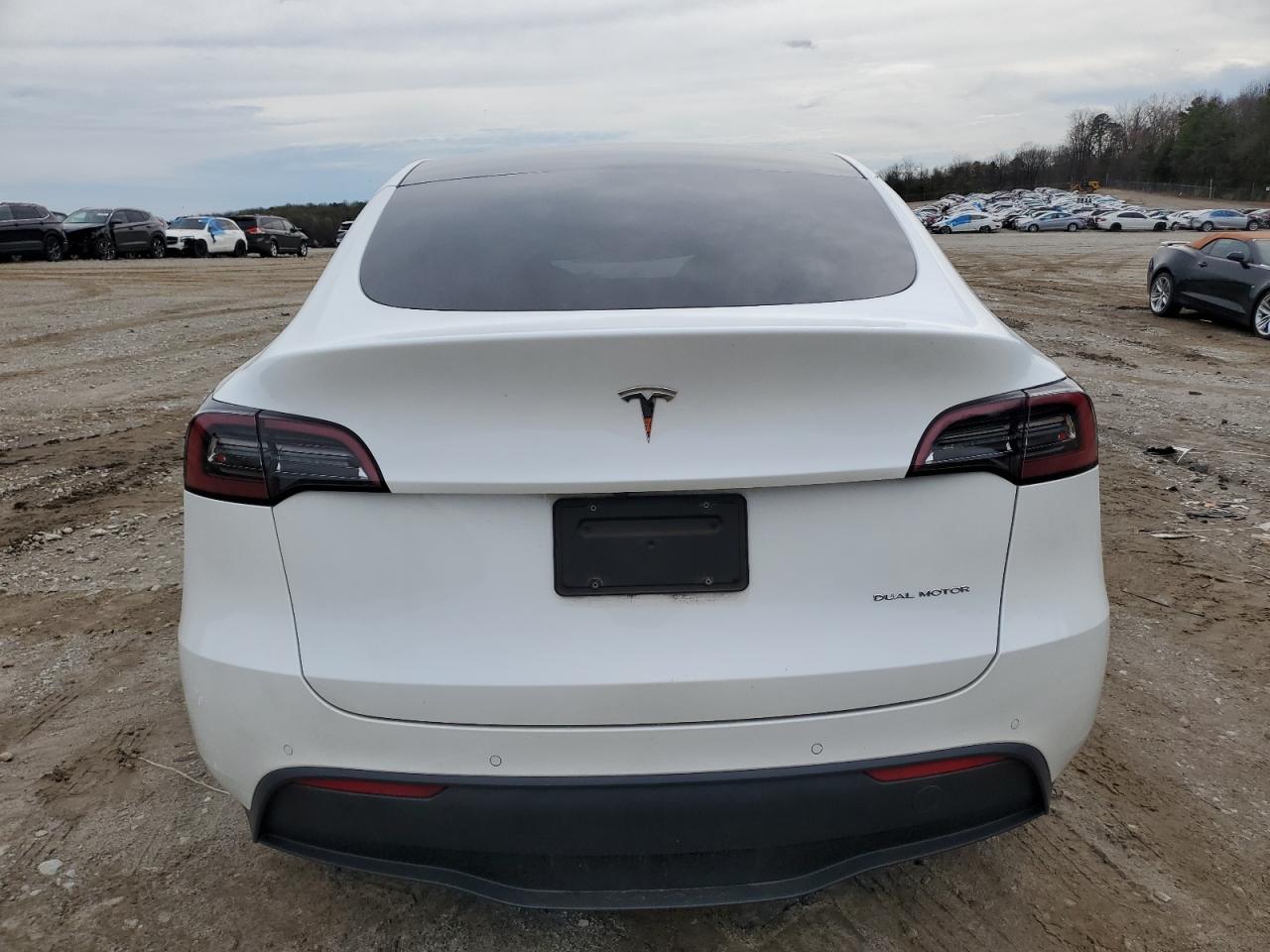 2022 Tesla Model Y vin: 7SAYGDEE1NF339288