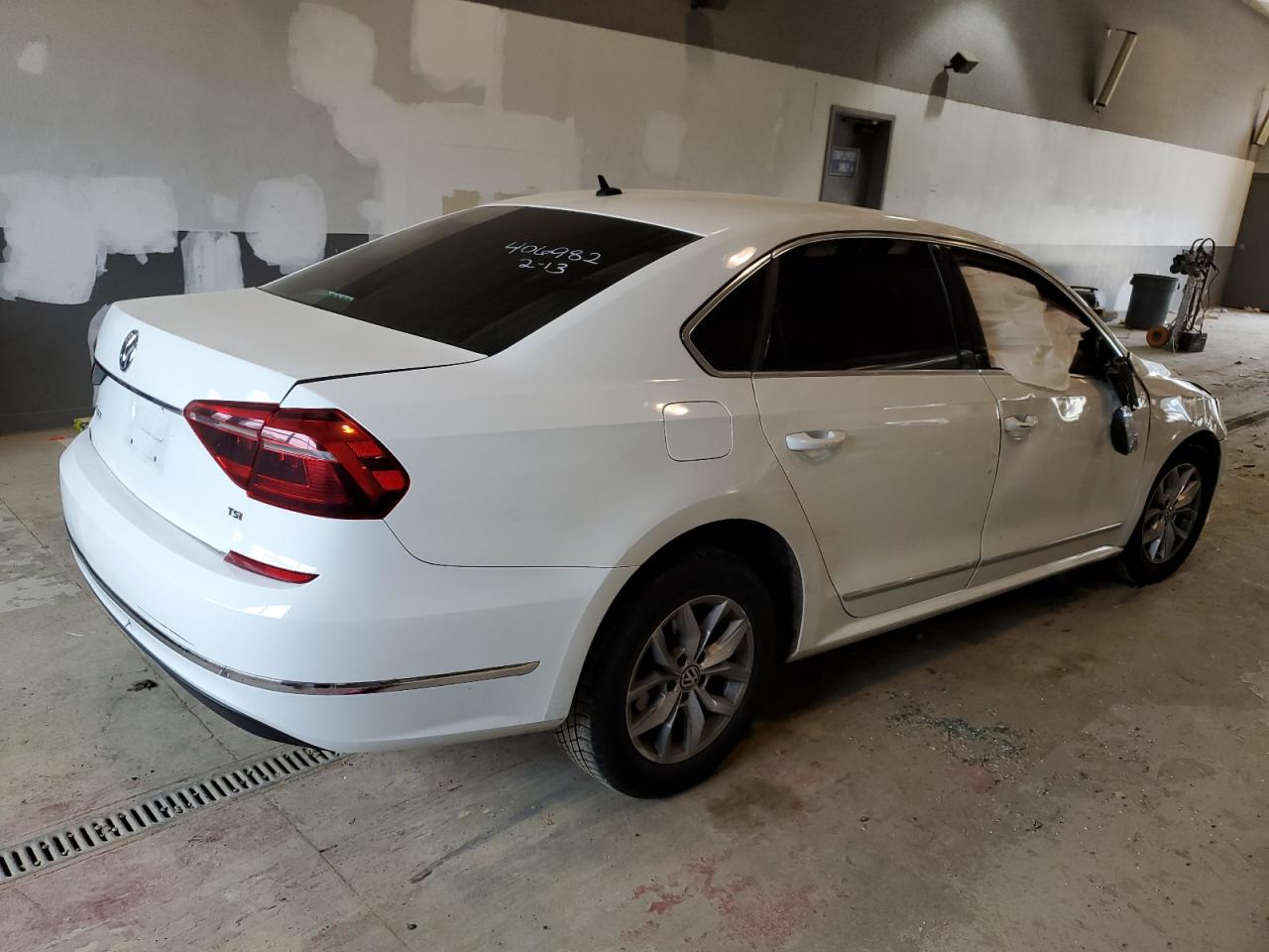 1VWAT7A35HC033869 2017 Volkswagen Passat S