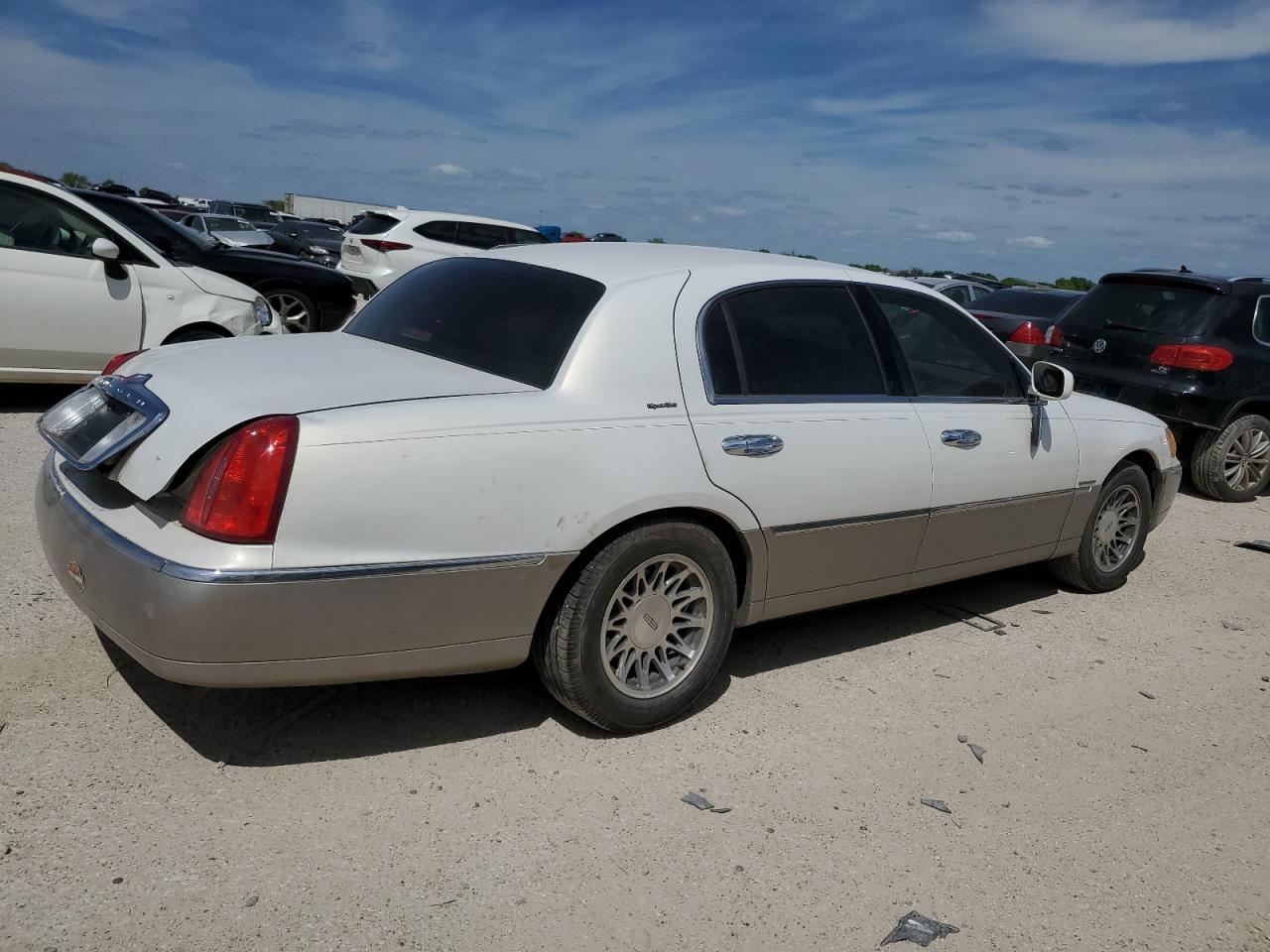 1LNHM82W52Y635531 2002 Lincoln Town Car Signature