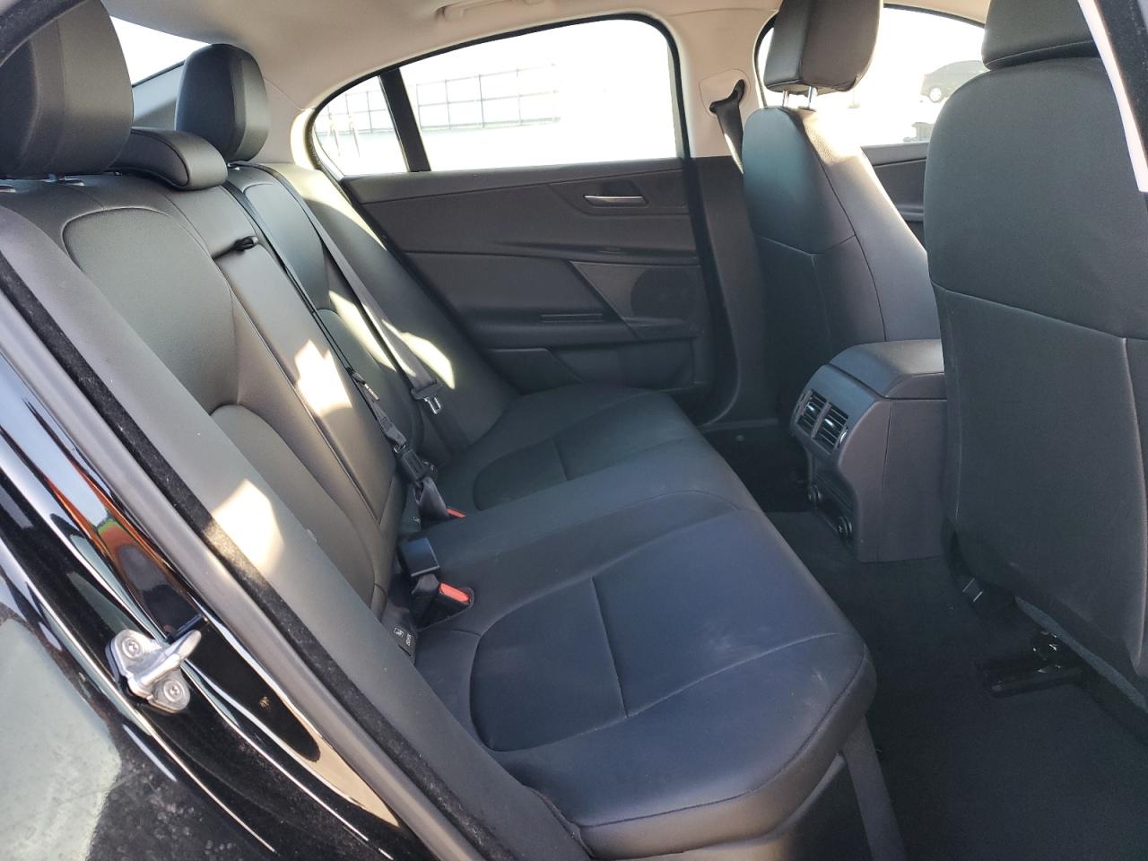 SAJAR4FX3JCP36437 2018 Jaguar Xe