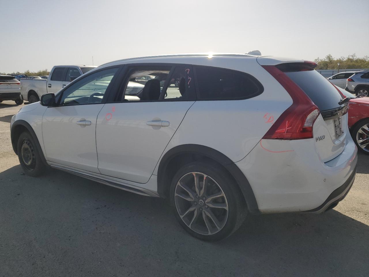 2018 Volvo V60 Cross Country Premier vin: YV440MWK1J2058042