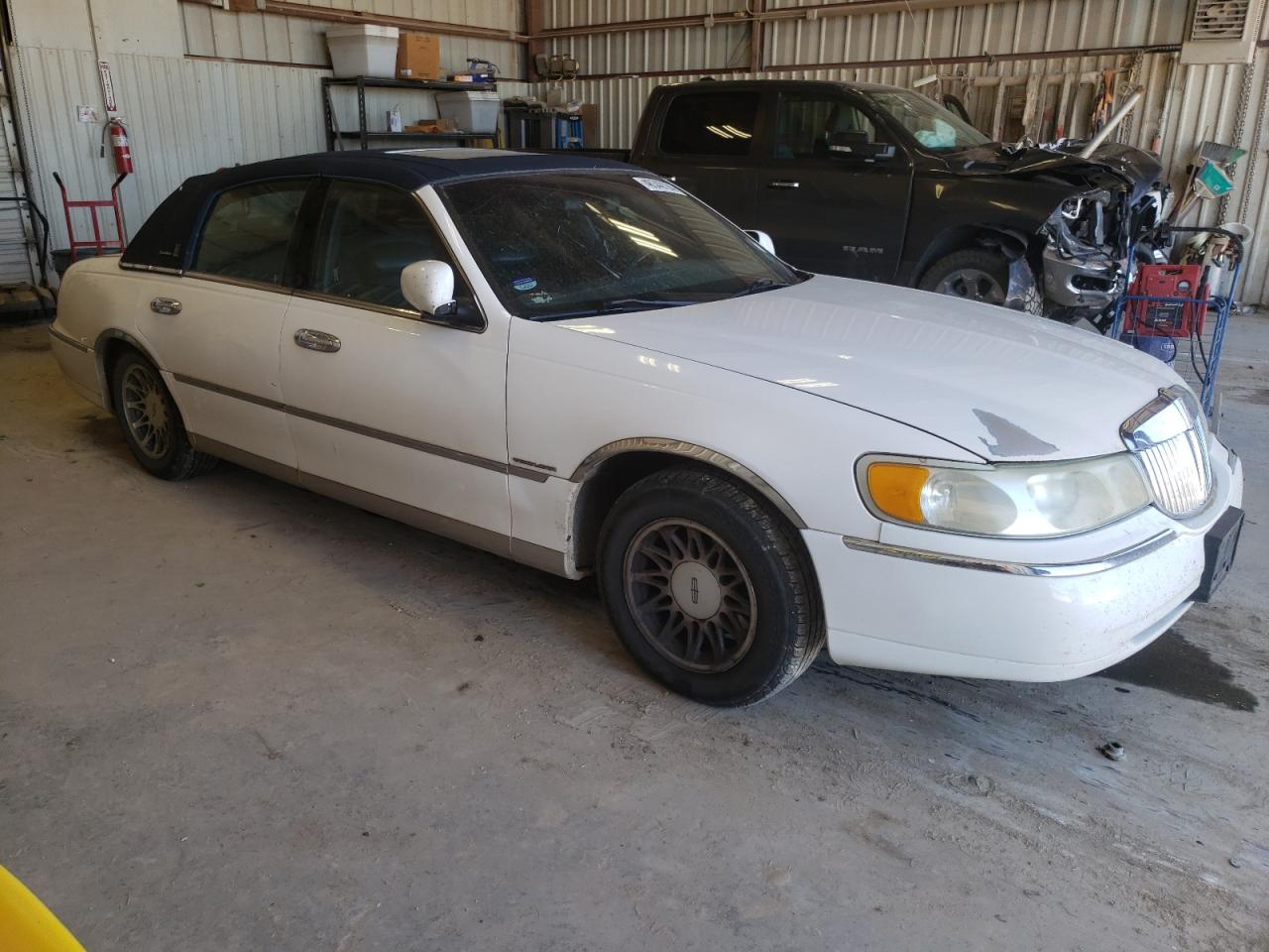 Lot #2397241808 2001 LINCOLN TOWN CAR S