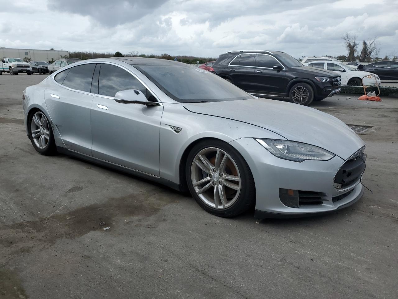 2013 Tesla Model S vin: 5YJSA1AC3DFP10957