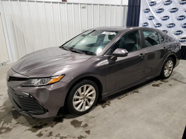 Lot #2477181109 2021 TOYOTA CAMRY LE salvage car
