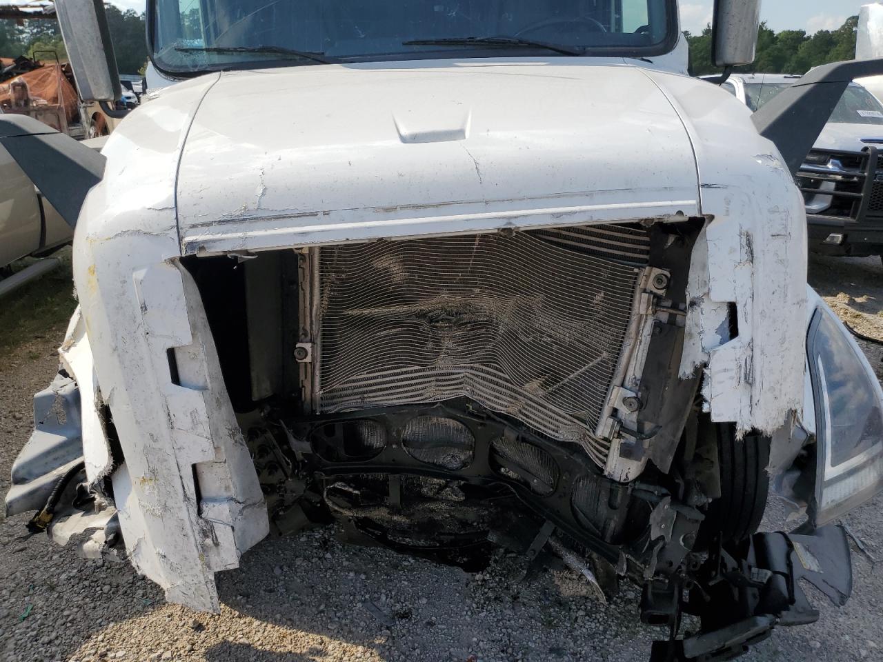 Lot #3273719367 2022 VOLVO VN VNL