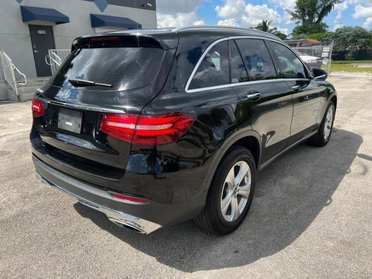 2018 Mercedes-Benz Glc 300 vin: WDC0G4JB0JV084144