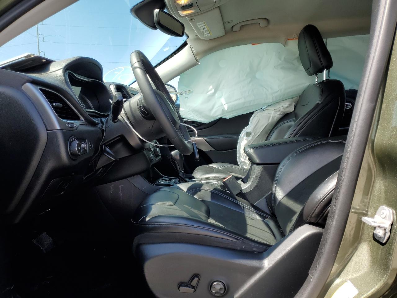 1C4PJLLB0KD223063 2019 Jeep Cherokee Latitude Plus