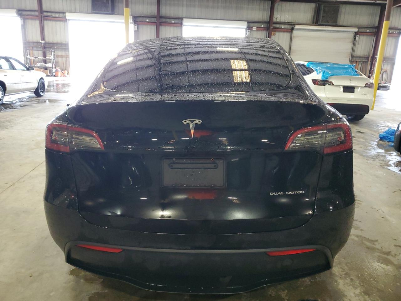 2022 Tesla Model Y vin: 7SAYGDEE6NA006050