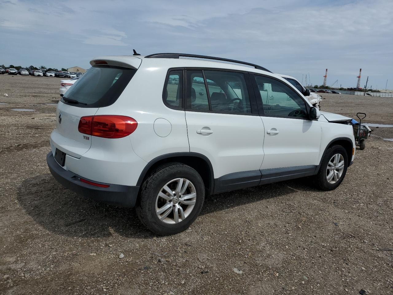 2016 Volkswagen Tiguan S vin: WVGAV7AX7GW590579