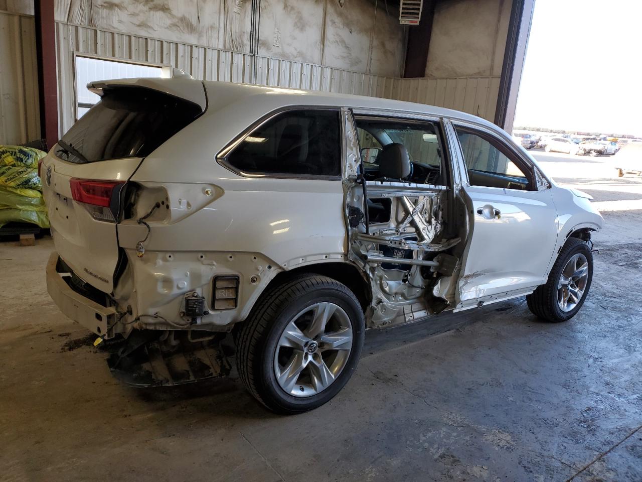 Lot #2459275583 2017 TOYOTA HIGHLANDER