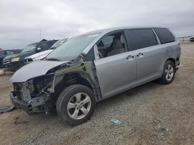 2013 Toyota Sienna Le 3.5L na sprzedaż w Earlington, KY - Rear End