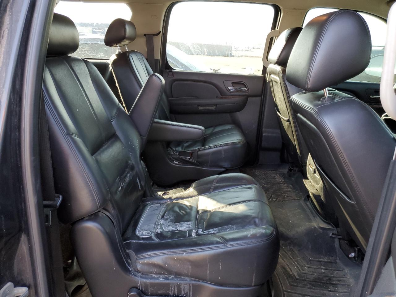 1GNUKJE3XAR253755 2010 Chevrolet Suburban K1500 Lt