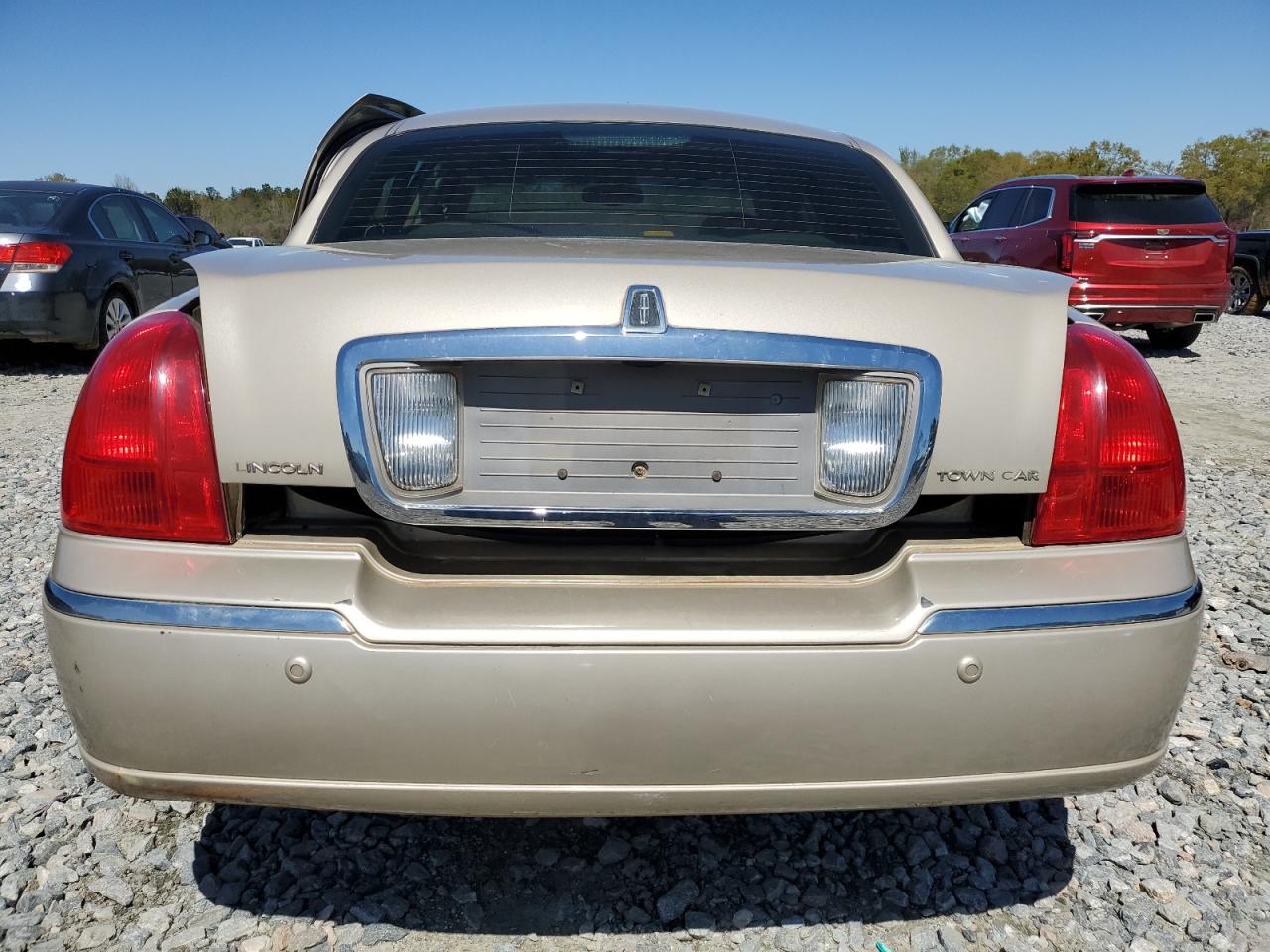 1LNHM81W75Y666950 2005 Lincoln Town Car Signature