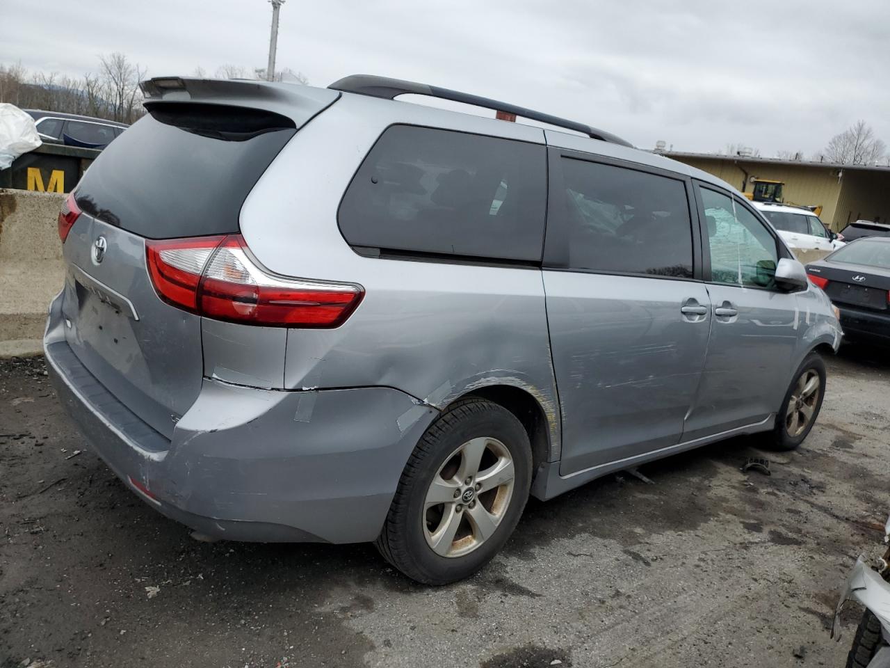 2018 Toyota Sienna Le vin: 5TDKZ3DC8JS951386