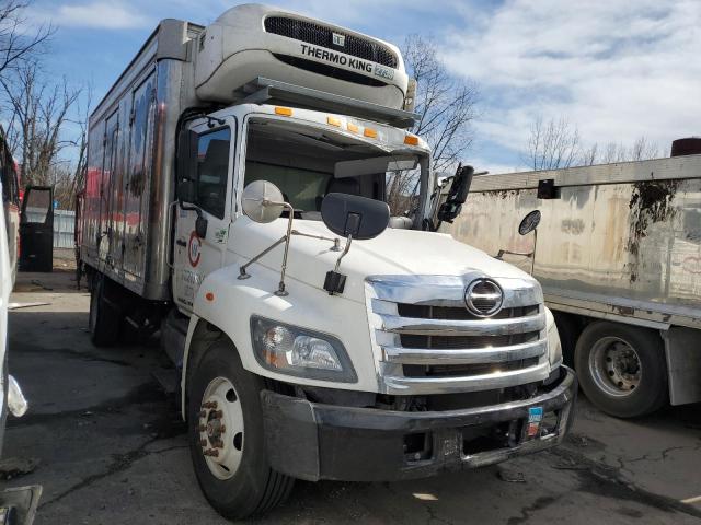 Lot #2404559152 2020 HINO 258/268 salvage car