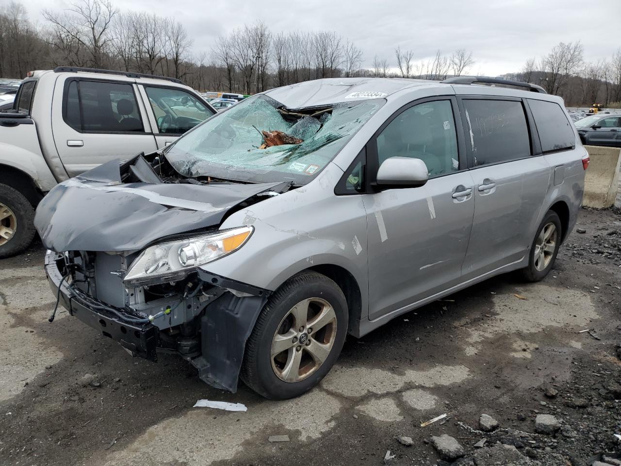 2018 Toyota Sienna Le vin: 5TDKZ3DC8JS951386