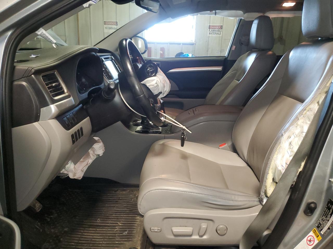 5TDJZRFH5KS923358 2019 Toyota Highlander Se