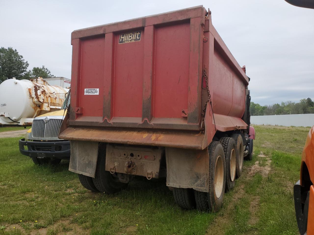 Lot #2943176406 2005 MACK 700 CV700