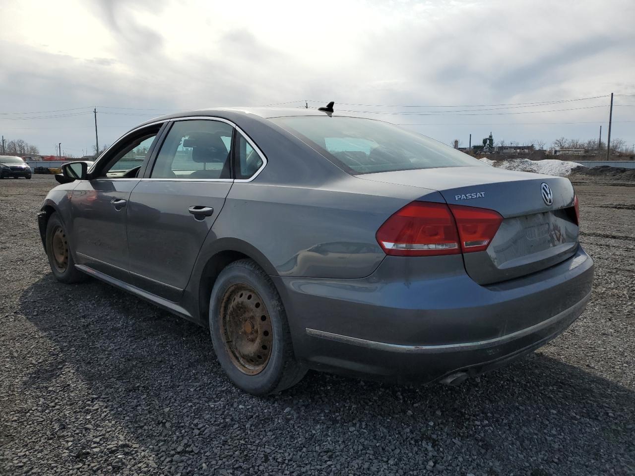 2015 Volkswagen Passat S vin: 1VWAV7A36FC102057