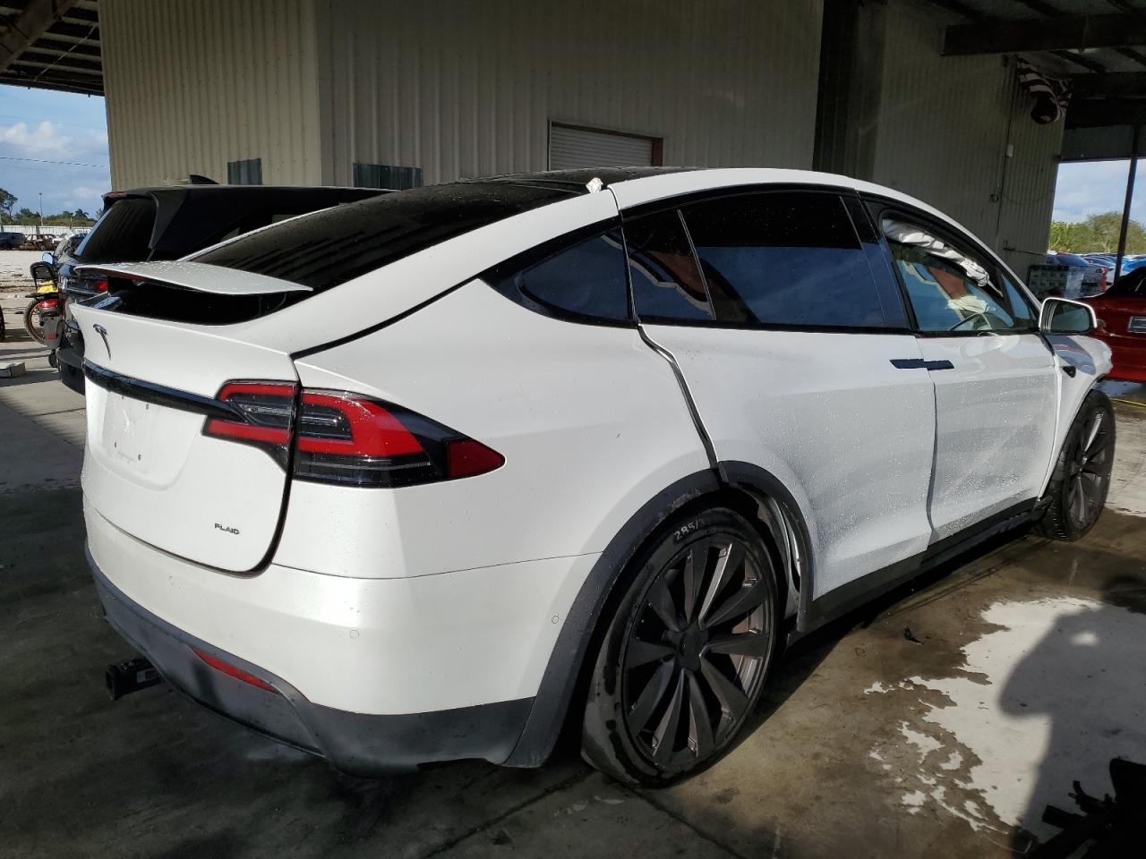 2022 Tesla Model X vin: 7SAXCBE64NF333361