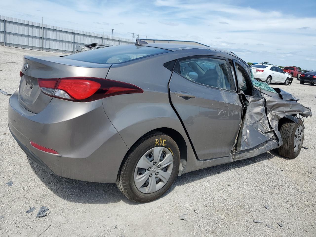 5NPDH4AE0GH756632 2016 Hyundai Elantra Se