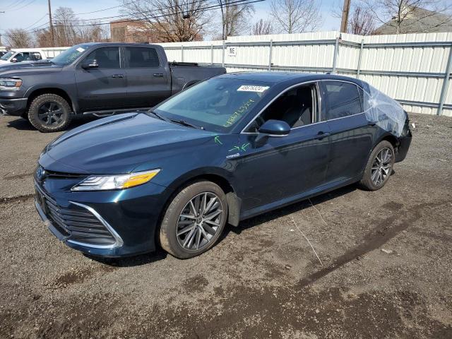 Lot #2500985581 2021 TOYOTA CAMRY XLE salvage car