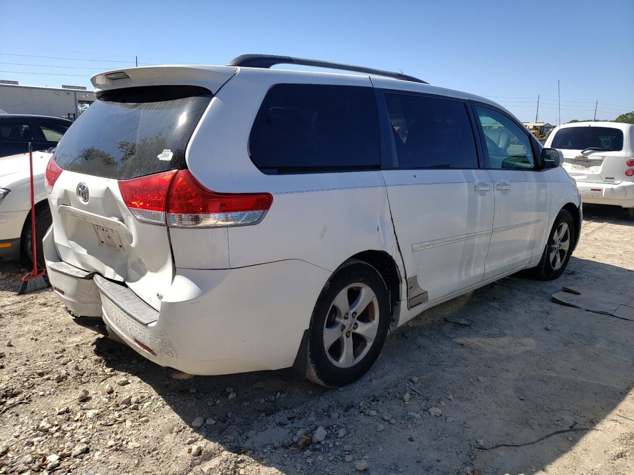 5TDKK3DC0BS170416 2011 Toyota Sienna Le