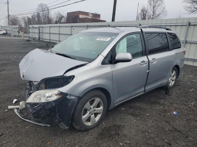 Lot #2519300968 2015 TOYOTA SIENNA LE salvage car
