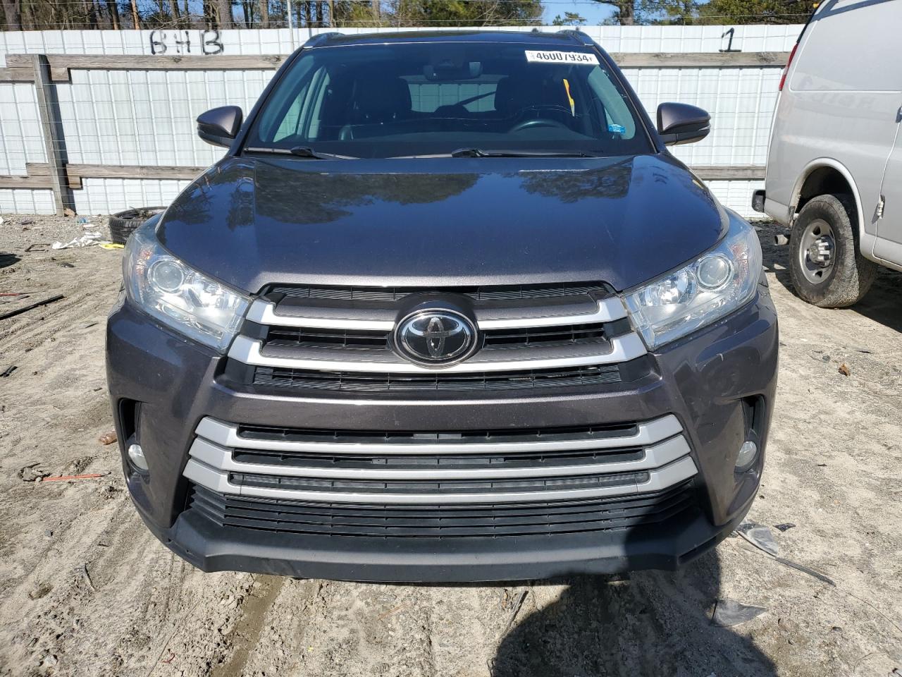 5TDJZRFH9KS983868 2019 Toyota Highlander Se