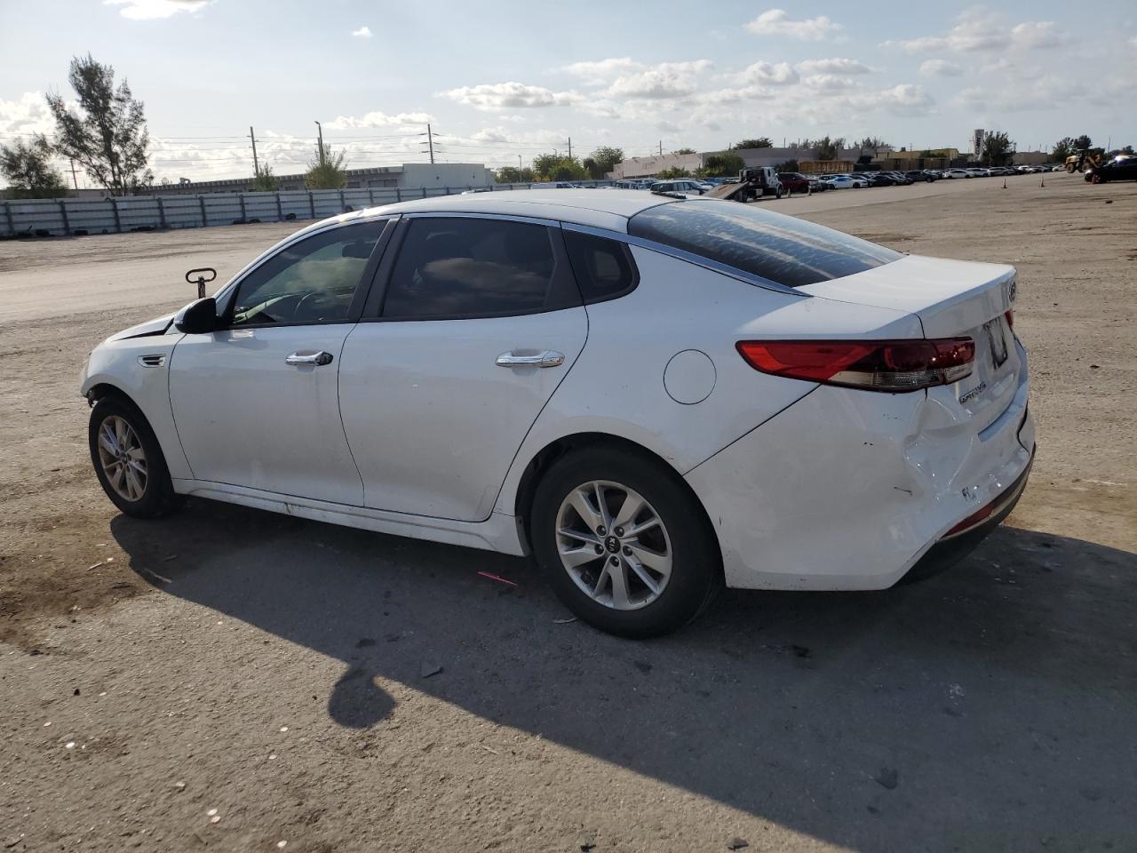 2017 Kia Optima Lx vin: 5XXGT4L39HG153778