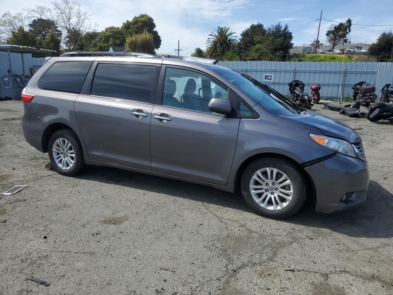 5TDYZ3DC0HS772392 2017 Toyota Sienna Xle