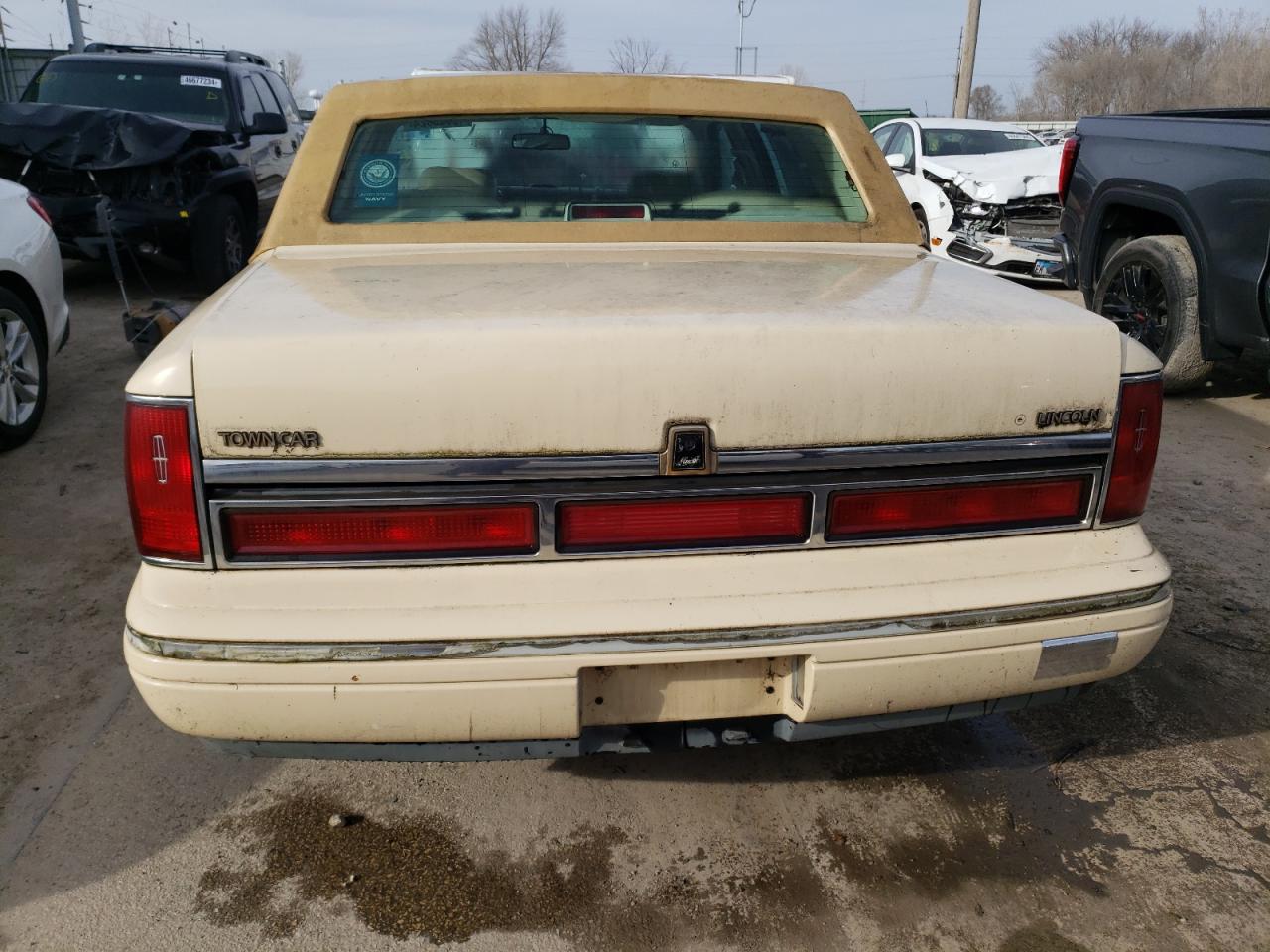 1LNLM82W0VY632129 1997 Lincoln Town Car Signature