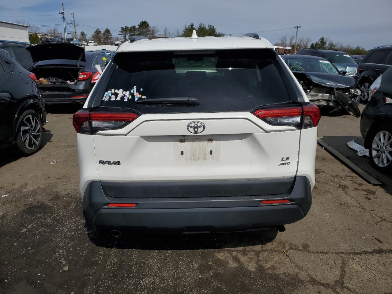 2019 Toyota Rav4 Le vin: JTMG1RFV9KD515383