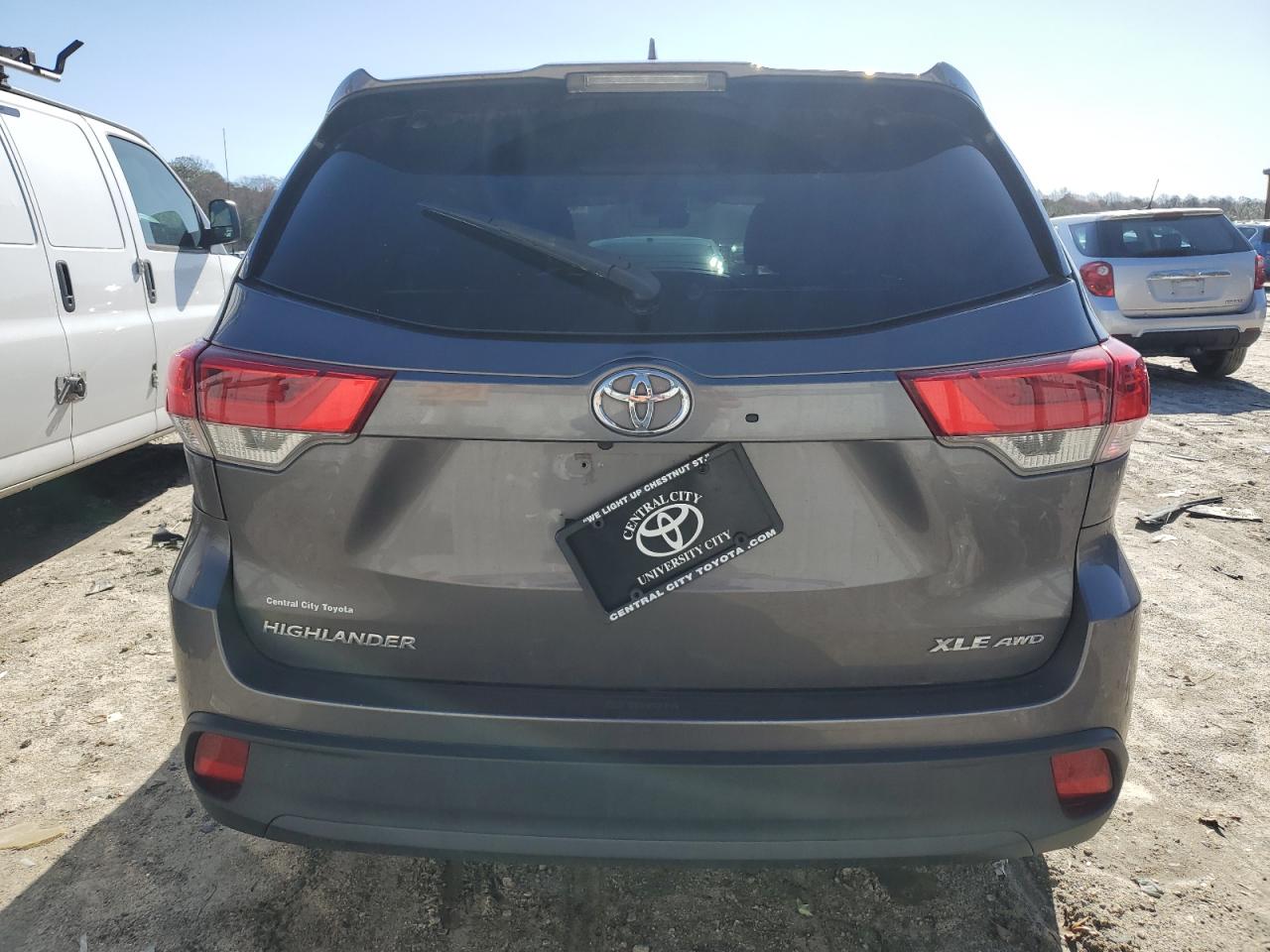 5TDJZRFH9KS983868 2019 Toyota Highlander Se