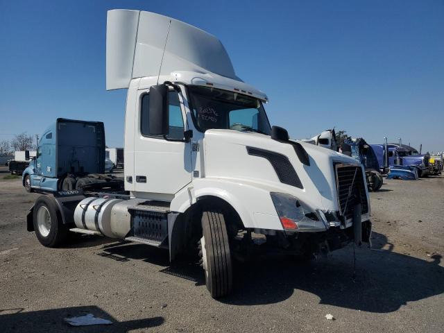 Lot #2408560907 2017 VOLVO VN VNL salvage car