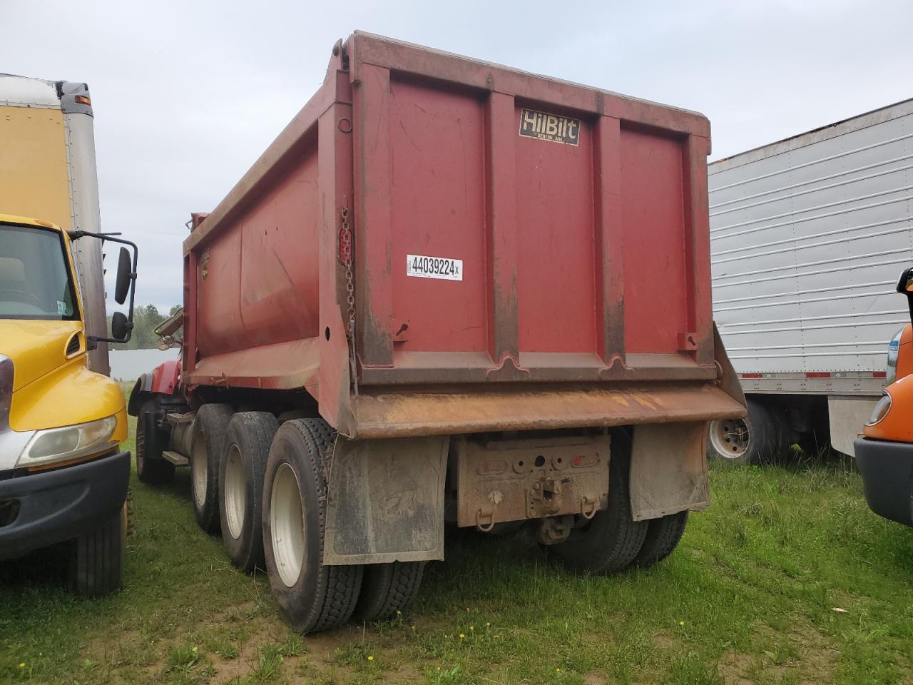 Lot #2943176406 2005 MACK 700 CV700