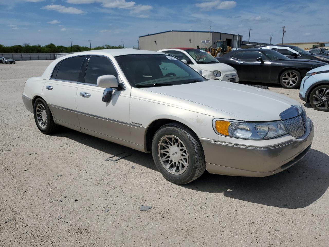 1LNHM82W52Y635531 2002 Lincoln Town Car Signature